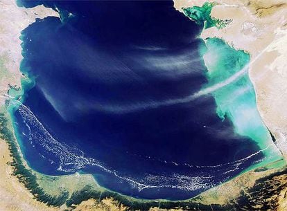 Vista aérea del Mar Caspio, que ha experimentado fuertes variaciones en su nivel de agua en las últimas décadas