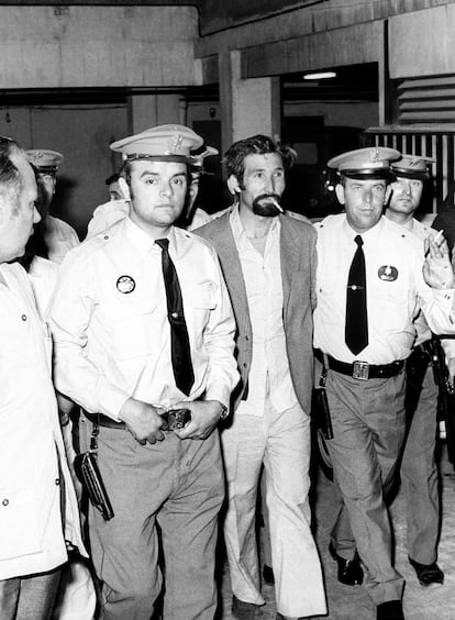 El Lute (con barba), el primer quinqui de la historia, en Sevilla en 1973, durante una de sus detenciones.