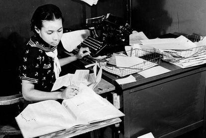 Almena Lomax, en su mesa de trabajo en el <i>Los Angeles Tribune.</i>