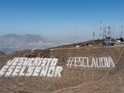 '#EsClaudia' se lee en la cima del cerro Colorado en Tijuana (Estado de Baja California), en junio de 2022.