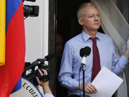Assange se dirige a la prensa desde la Embajada de Ecuador en Londres.