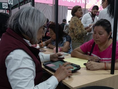 Una mujer consulta a un asesor previsional en la Feria de las Afores en Ciudad de México.