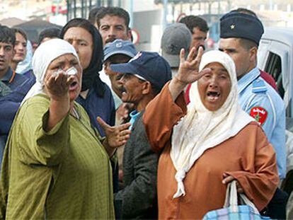 Mujeres marroquíes gritan en Ceuta contra las autoridades españolas en el momento en que los soldados retenidos son devueltos a su patria.