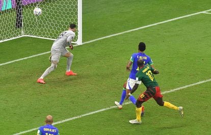 Aboubakar, tras rematar de cabeza en el gol de Camerún ante Brasil este viernes en el estadio Lusail, en Doha.