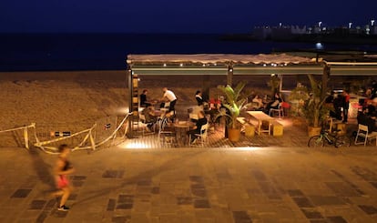 Un bar a la platja de la Barceloneta, al maig.