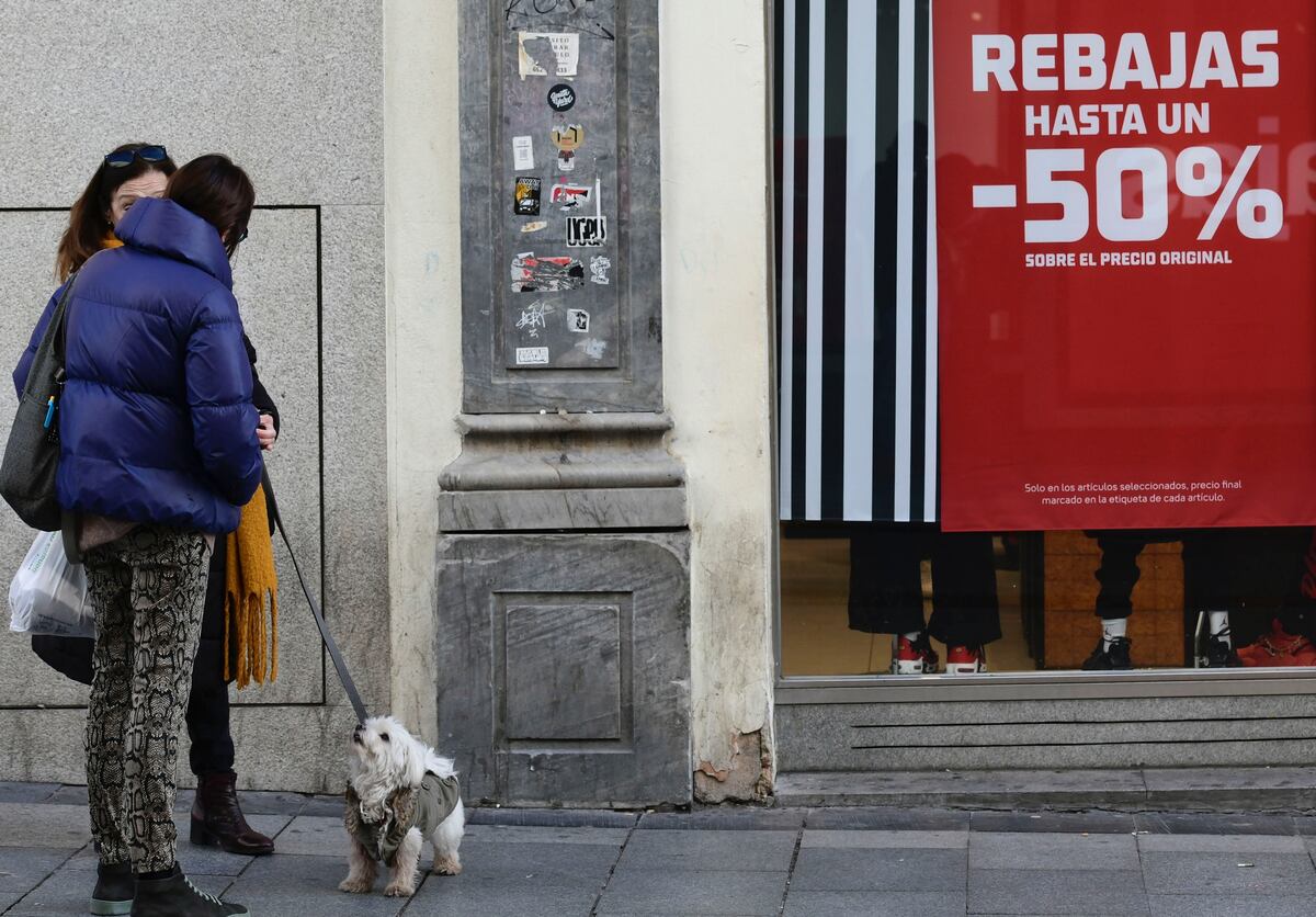 El frío salva las rebajas: “Si no mienten en el precio, sí que nos ha salido barato” | Economía