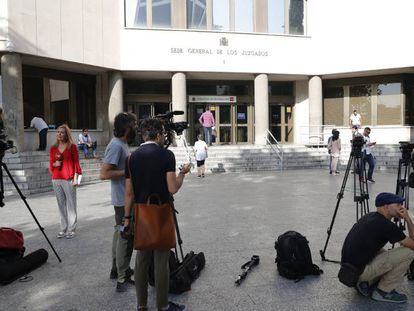 Periodistas, fotógrafos y cámaras a las puertas de los juzgados de plaza Castilla a la espera de la llegada de Cristina Cifuentes.