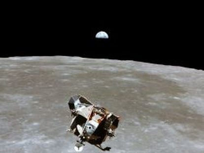 La nave Apolo 11, frente a la superficie lunar en la primera misión de 1969.