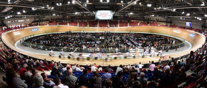 Escena de una prueba de scratch en la UCI Track Champions League.