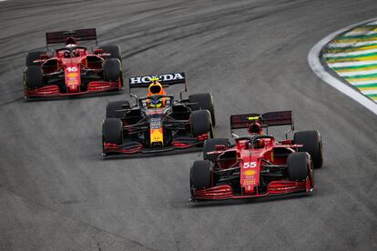 El Red Bull de Checo Pérez entre los Ferrari de Carlos Sainz Jr. y Charles Leclerc.