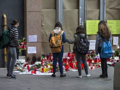 Estudiantes en la puerta del instituto Joan Fuster de Barcelona