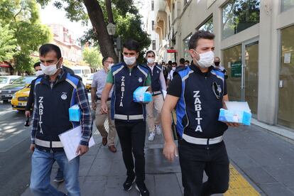 Un equipo de inspectores reparte mascarillas en las calles de Ankara, la capital de Turquía.