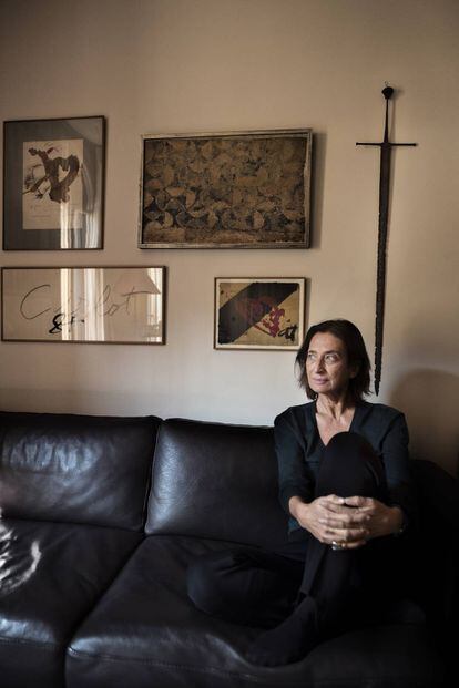 La filóloga y escritora Victoria Cirlot, autora de Luces del grial, en su casa de Barcelona.