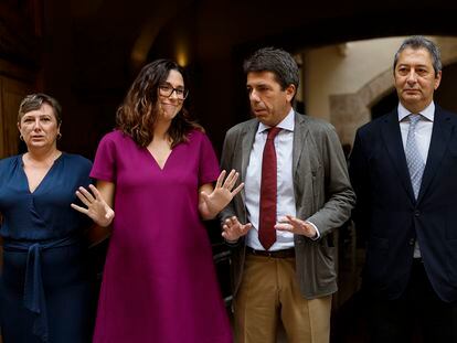 El presidente de la Generalitat, Carlos Mazón, junto al vicepresidente primero y conseller de Cultura y Deporte, Vicente Barrera Simó (d), aguardan junto la vicepresidenta en funciones, Aitana Mas, y a la consejera de Educación, Cultura y Deporte en funciones, Raquel Tamarit (i), al cambio de carteras en la jornada previa a la primera reunión del nuevo Ejecutivo de la Generalitat.