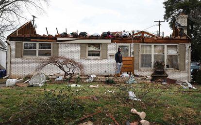 Un residente observa los daños causados en su vivienda en Bowling Green, (Kentucky). Las zonas más dañadas se encuentran en Mayfield, en el oeste de Kentucky, donde el tornado ha afectado a infraestructuras, negocios y residencias.