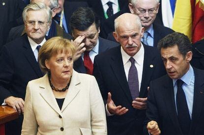 Merkel junto al primer ministro griego, Papandreu, en el centro, y Sarkozy, tras la reunión ayer en Bruselas del Consejo Europeo. Detrás, de izquierda a derecha, el presidente del BCE, Trichet, el presidente de la Comisión, Durão Barroso, y el presidente del Consejo, Van Rompuy.