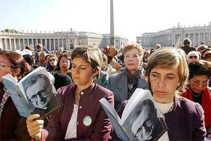 Fieles en la plaza de San Pedro, en Roma, el día de la canonización de Escrivá de Balaguer, en octubre de 2002.