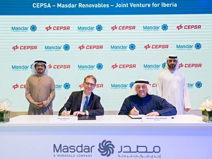 Acto de firma del acuerdo entre Cepsa y Masdar.