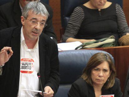 Gregorio Gordo, portavoz de IU en la Asamblea de Madrid, y las diputadas Lali Vaquero y Josefa Amat, durante un pleno.