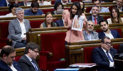 In&eacute;s Arrimadas se dirige al presidente de la Generalitat, Carles Puigdemont, en la sesi&oacute;n del pasado mi&eacute;rcoles