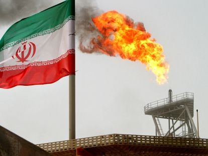 Una plataforma petrolífera en el Golfo Pérsico junto a la bandera iraní.