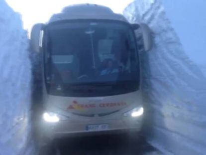 El autobús pasa entre la nieve a la altura de La Molina en dirección a Castellar de N'Hug (Barcelona).
