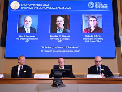 Conferencia de prensa en la Real Academia Sueca de Ciencias en Estocolmo, Suecia. En la pantalla (de izq. a der.) Ben S. Bernanke, Douglas W. Diamond y Philip H. Dybvig.