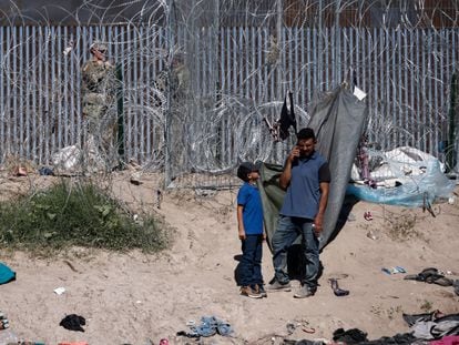 Migrantes junto al muro fronterizo de Ciudad Juárez, el 5 de octubre.