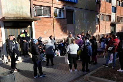 Concentración de vecinos en Ciutat Meridiana, Barcelona, el jueves pasado durante el primero de los dos desahucios a los que acudió la misma comitiva judicial.