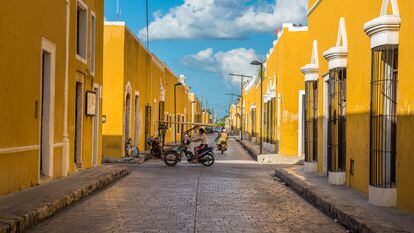 Fachadas pintadas de color ocre en la ciudad colonial de Izamal, en Yucatán (México).