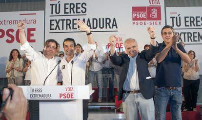 Eduardo Madina, a la derecha, en un mitin en Badajoz el sábado.