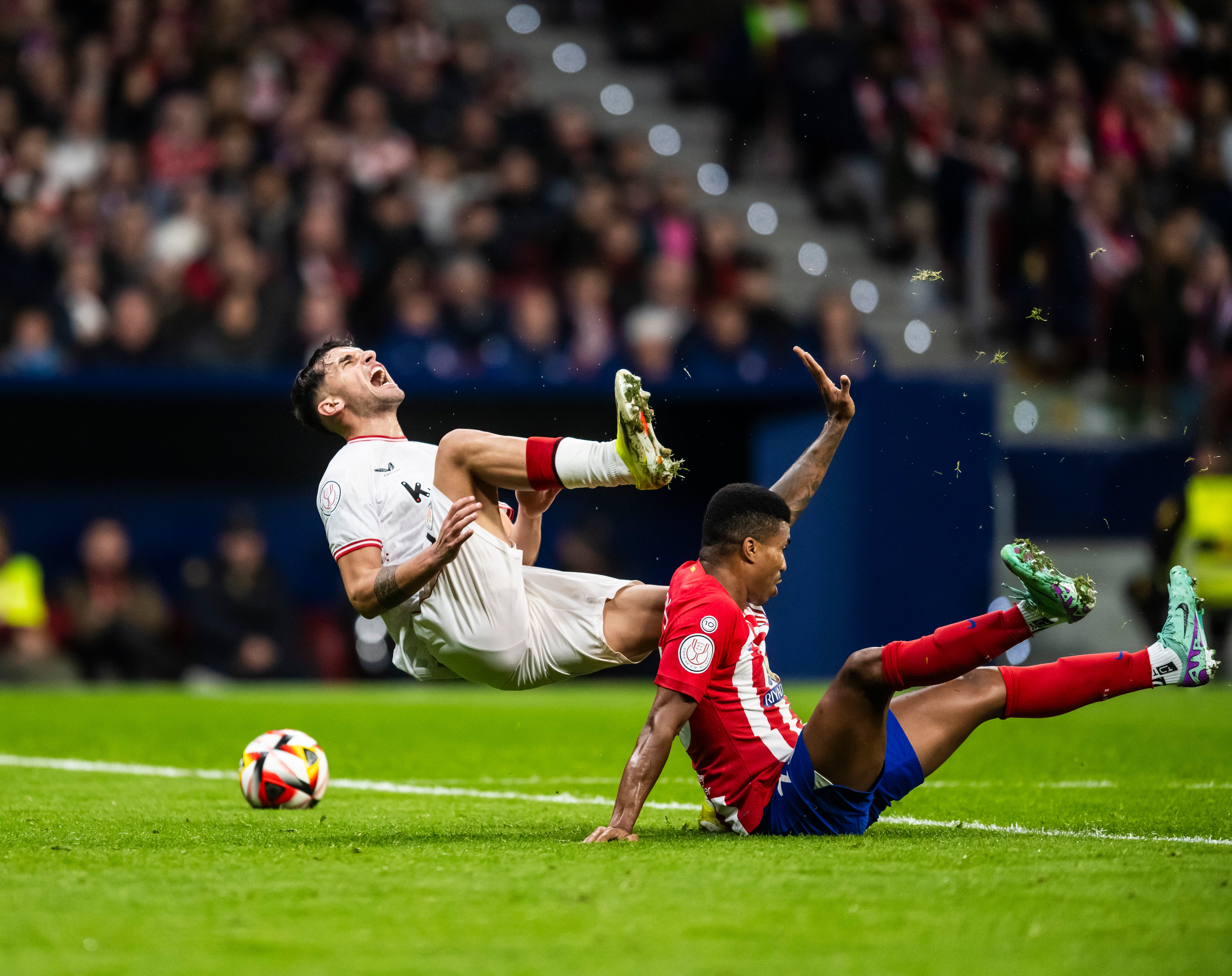 Reinildo comete penalti sobre Beñat Prados.