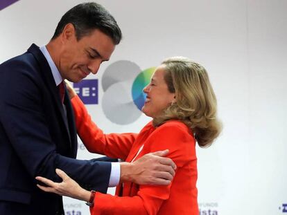 Pedro Sánchez y Nadia Calviño, el pasado septiembre en unos desayunos informativos. En vídeo, el anuncio de Pedro Sánchez durante el debate de este lunes.