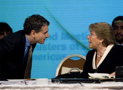 Michelle Bachelet y Andrés Velasco, durante la reunión de los ministros de Hacienda de América y el Caribe celebrada el viernes en Viña del Mar.