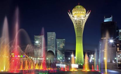 Vista nocturna del centro de Astana, capital de Kazajistán.