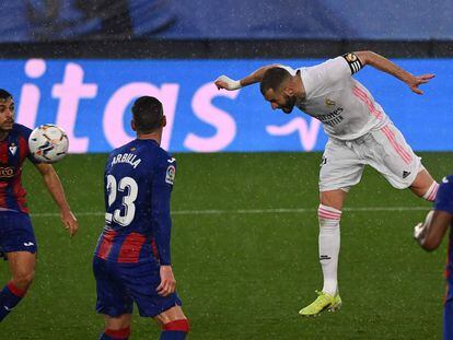Karim Benzema marca el segundo gol del Real Madrid.