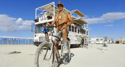Santi, un español de 44 años, en su bici.