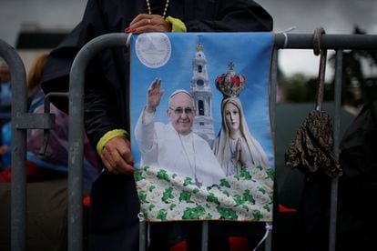 Un cartel con la imagen del papa Francisco en el santuario de la Virgen de Fátima en Portugal.