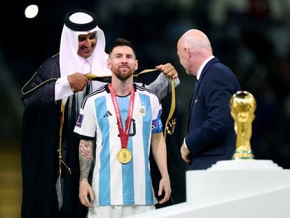 Lionel Messi junto al emir de Qatar, Sheikh Tamim bin Hamad Al Thani, y el presidente de la FIFA, Gianni Infantino, durante la entrega de la Copa del Mundo después de la victoria de Argentina ante Francia en la final del Mundial, en el estadio Lusail este domingo.