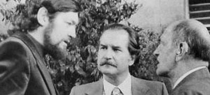 El director de cine Luis Buñuel (derecha), junto a los escritores Julio Cortázar (izquierda) y Carlos Fuentes, en México.