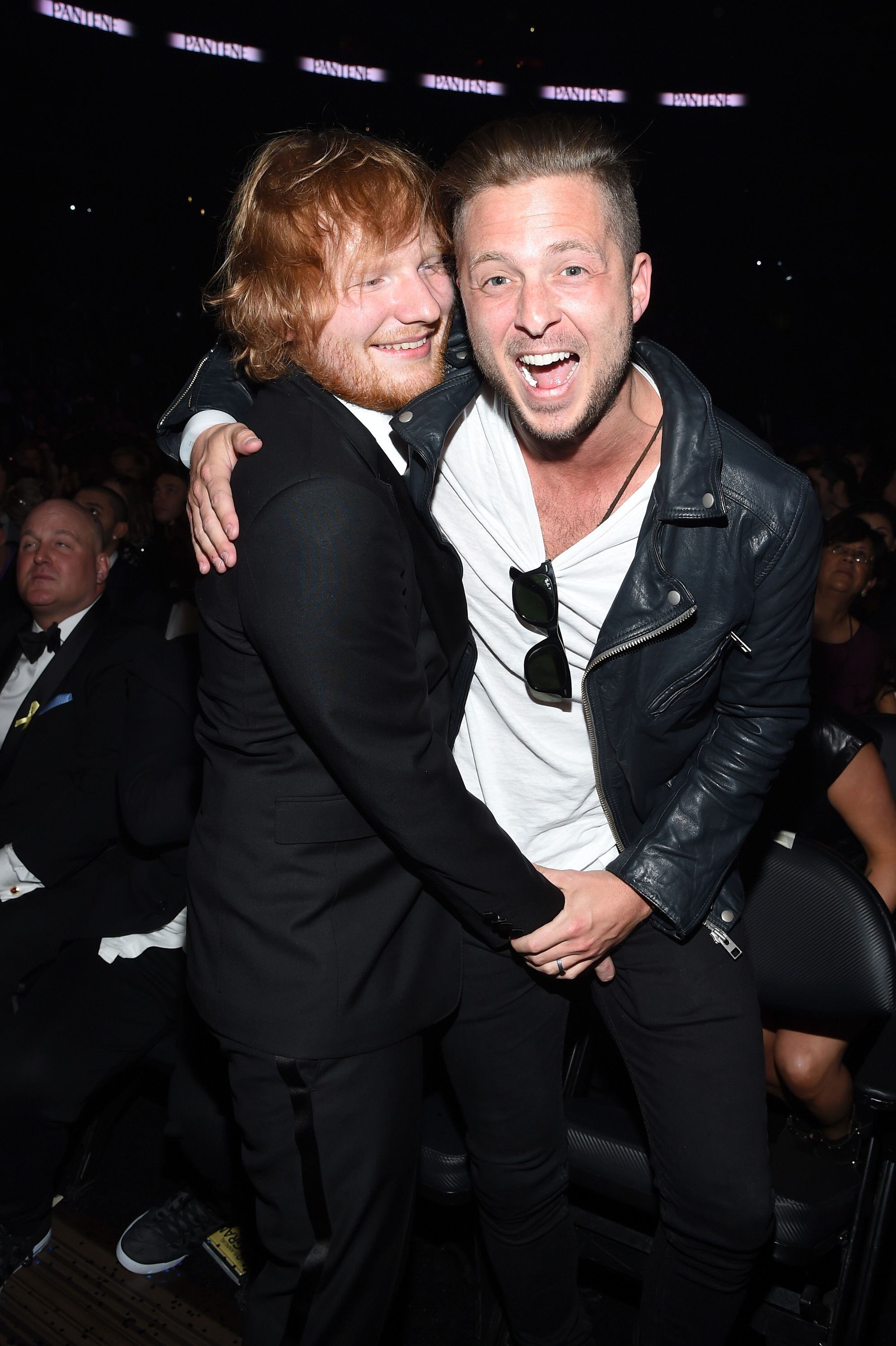 Ed Sheeran y Ryan Tedder en los premios Grammy de 2016.