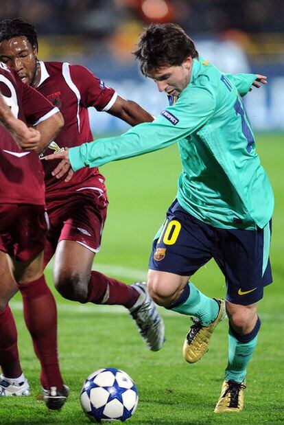 Messi intenta marcharse de dos jugadores del Rubin.