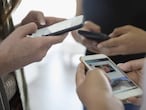 Un grupo de adolescentes usa sus teléfonos móviles.