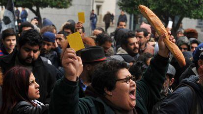 Una manifestante protesta este viernes en la capital tunecina.