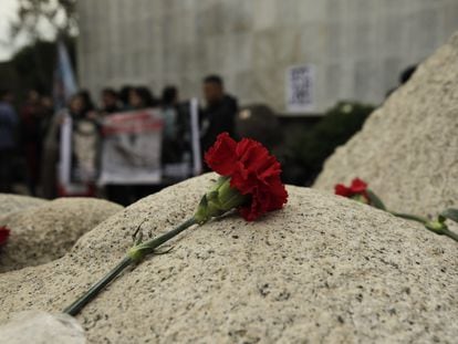 Varias personas se acercan al muro de la Memoria, en el cementerio la Recoleta, para rendir tributo en el aniversario 50 del golpe de Estado.