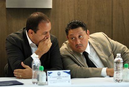 El gobernador de Morelos, Cuauhtémoc Blanco, junto al fiscal general del Estado, Uriel Carmona, en Cuernavaca, el 6 de octubre de 2022.