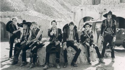The Pogues caracterizados como bandidos mexicanos (en realidad como mariachis, pero bueno) en el rodaje almeriense de 'Straight to hell'.