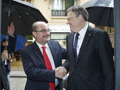 El presidente de la Generalitat, Ximo Puig, y el de Arag&oacute;n, Javier Lamb&aacute;n, durante el encuentro mantenido esta ma&ntilde;ana. 