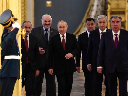 Vladímir Putin, junto con desde la izquierda, el primer ministro armenio, Nikol Pashinyan,; el presidente bielorruso, Alexander Lukashenko; el presidente de Kirguizistán, Sadyr Japarov, el presidente de Kazajistán, Kassym-Jomart Tokayev, y el de Tayikistán, Emomali Rakhmon, el pasado día 16 en el Kremlin.