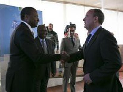 El presidente de Extremadura, Jos&eacute; Antonio Monago, saluda al consejero comercial de Angola en Espa&ntilde;a, Antonio da Cruz Lima.